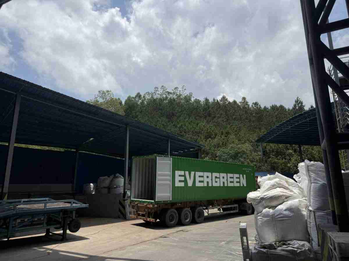 Export container leaving the lignosulfonate loading area