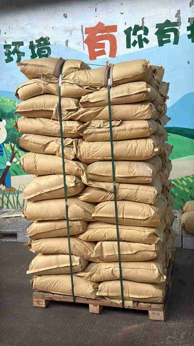 Strapped export pallet of 25 kg lignosulfonate bags