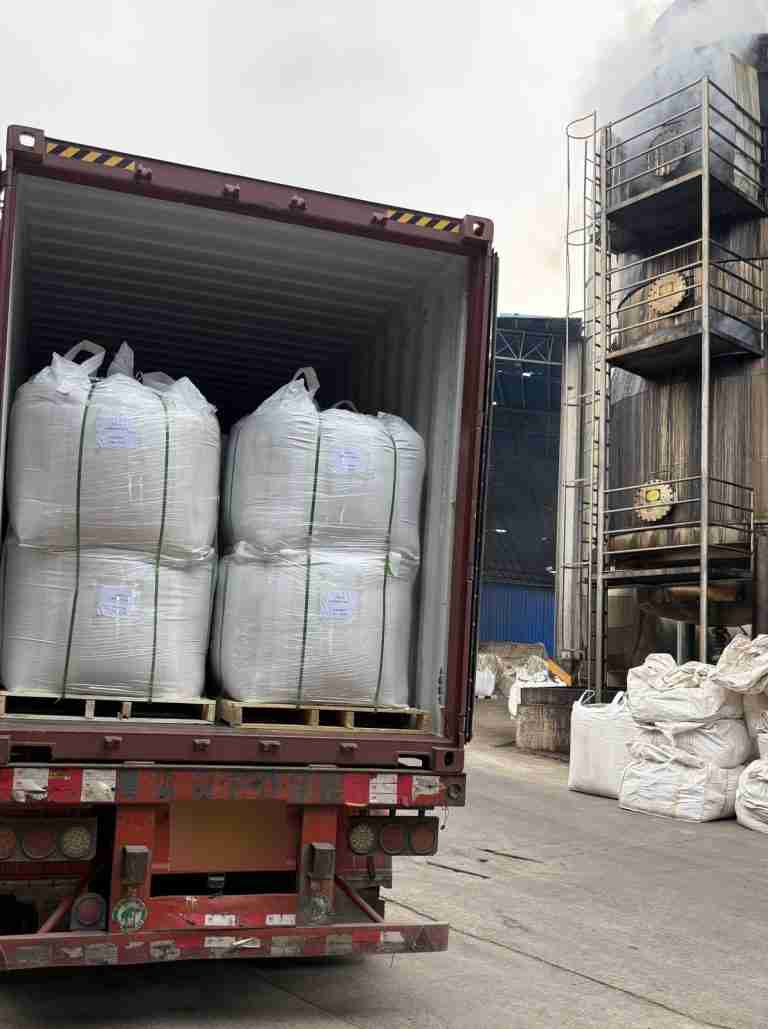 Jumbo bags of lignosulfonate loaded in a container truck