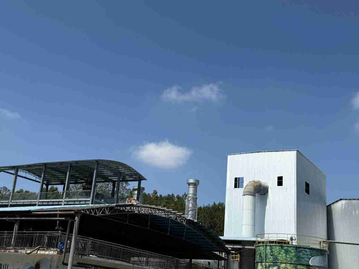 Dryer building at a lignosulfonate production plant