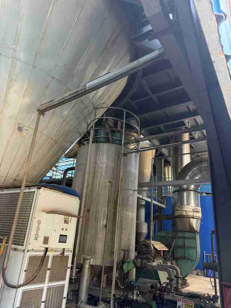 Spray dryer chamber for lignosulfonate powder