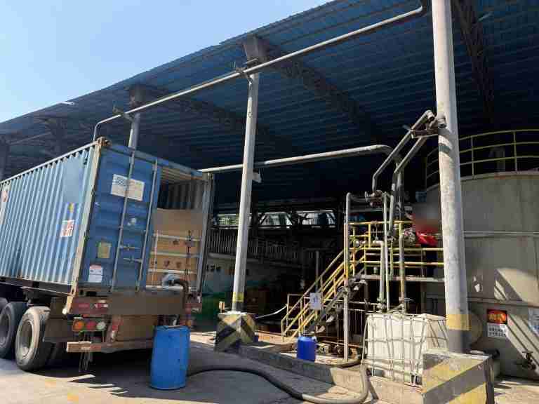 Container at the liquid lignosulfonate flexitank loading station